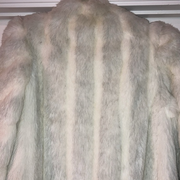 Faux fox fur white jacket sz.L-XL, 3 hook & eye closures, missing label.  $25 - Picture 6 of 12